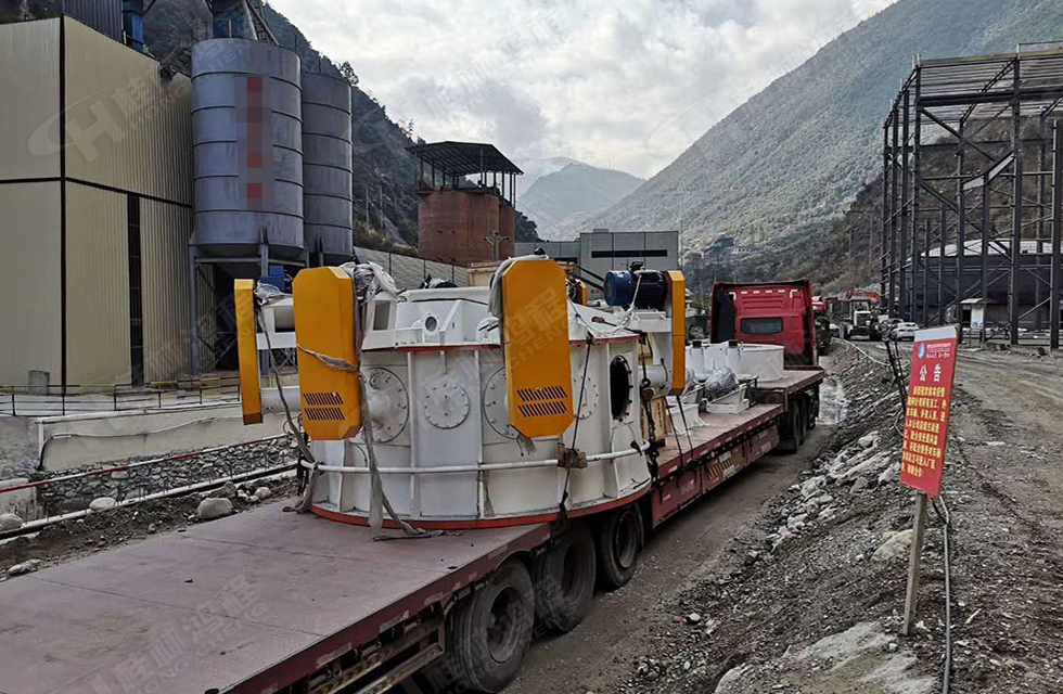 桂林鴻程董事長容棟國、總經理林總親臨磨機安裝現場指導工作 桂林鴻程董事長容棟國、總經理林總親臨磨機安裝現場指導工作